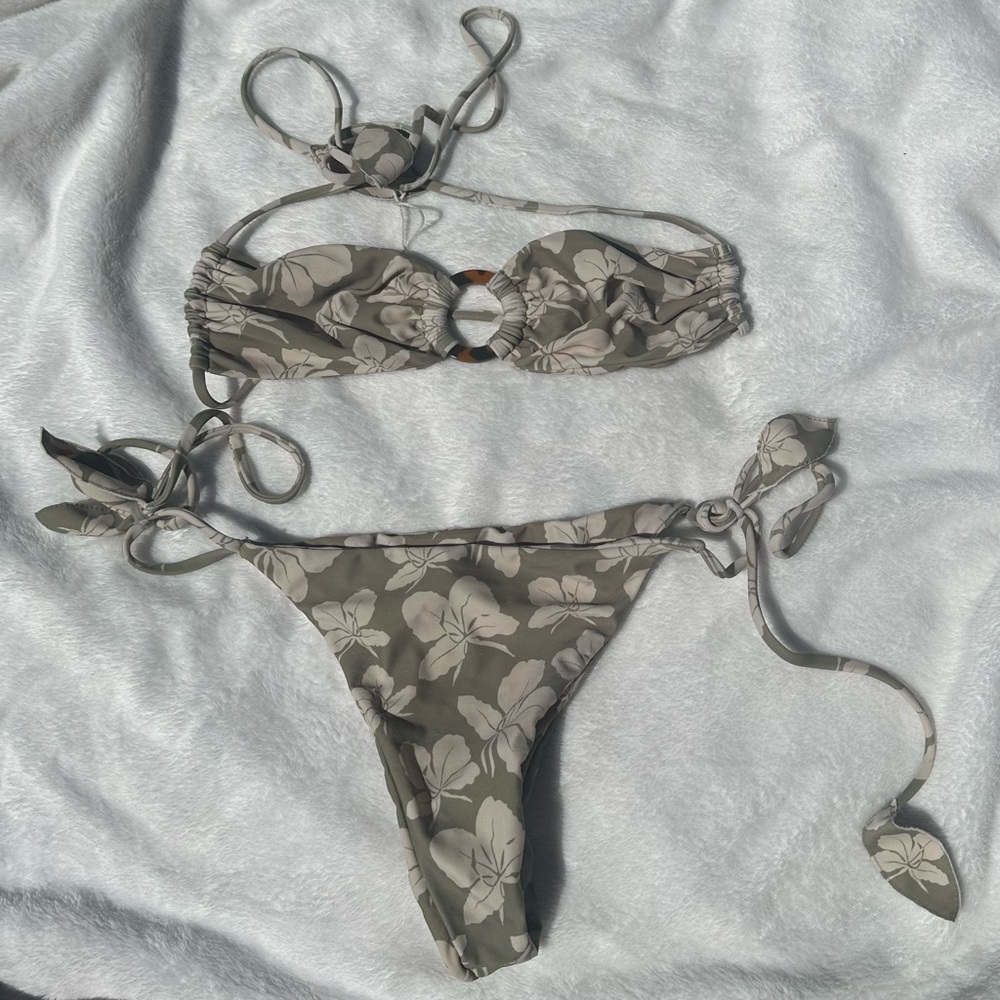 Benoa set/great cond/sm Kiki top/lrg Tunnels btm (bottoms smaller due to ties)